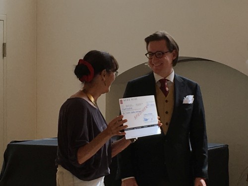 Dr. Elisabeth Kully überreicht Dr. Tilman Venzl den Preis